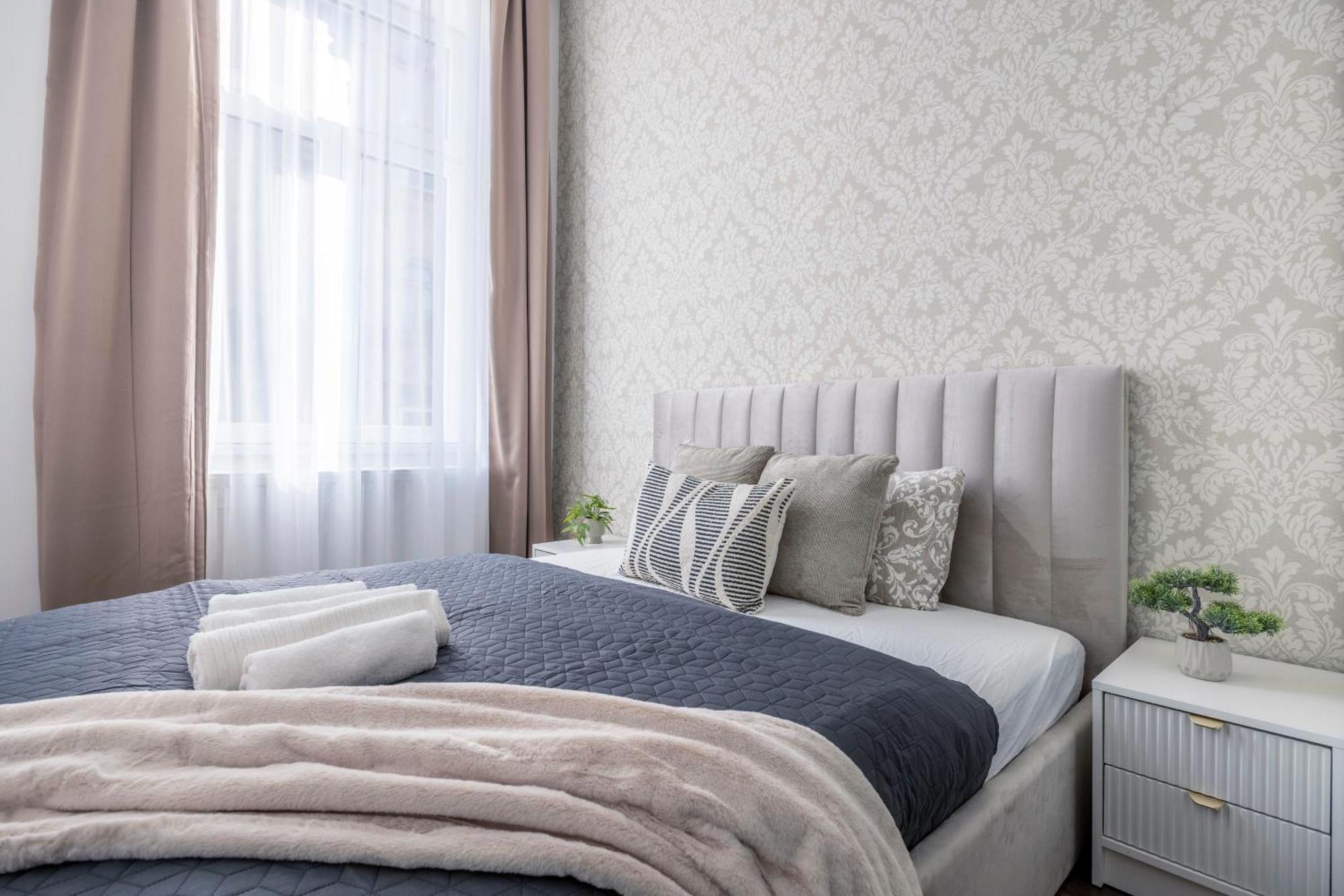 Exclusive Center Elizabeth Grand W' 3bedrm Apartment